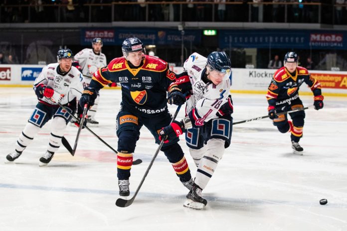 Ishockey, SHL, Kvartsfinal 1, Djurgrden - Linkping Linköpings Jakob Lilja i kamp om pucken med Djurgårdens Markus Ljungh