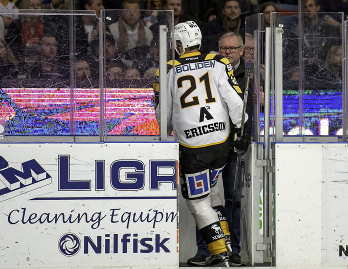 P03_2287 Skellefteås Jimmie Ericsson blir utvisad i den tredje semifinalen mot Djurgården Foto: Henric Wauge, Hockeybladet.