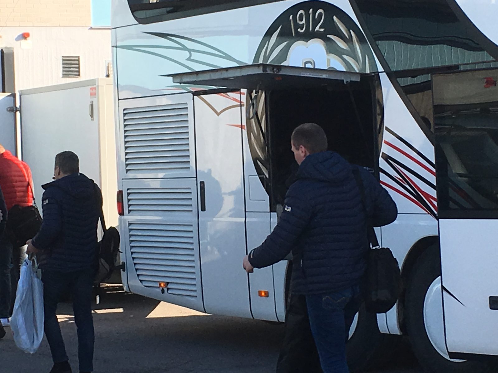 FINALPSYKNINGEN: HV71 hämtades med Brynäs spelarbuss