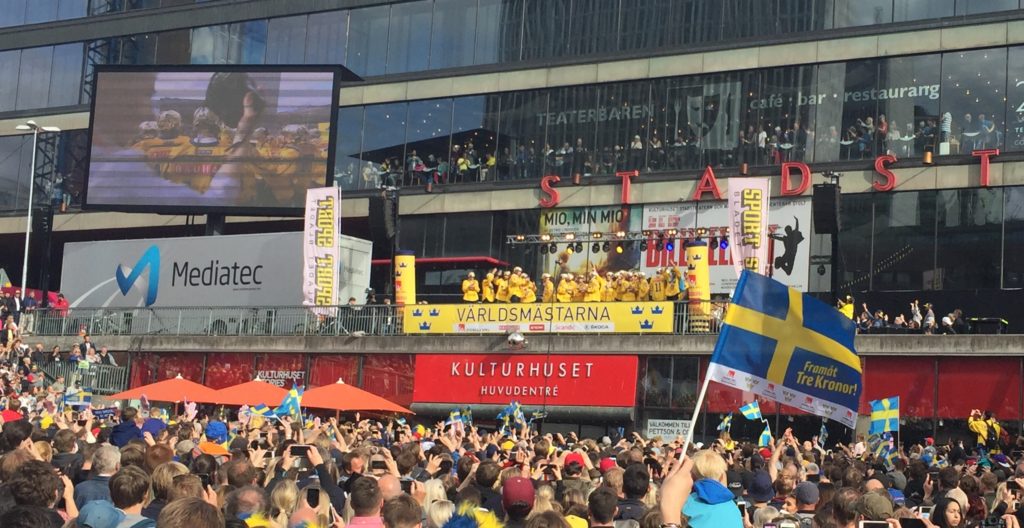 Se när Tre Kronor hyllades på Sergels torg