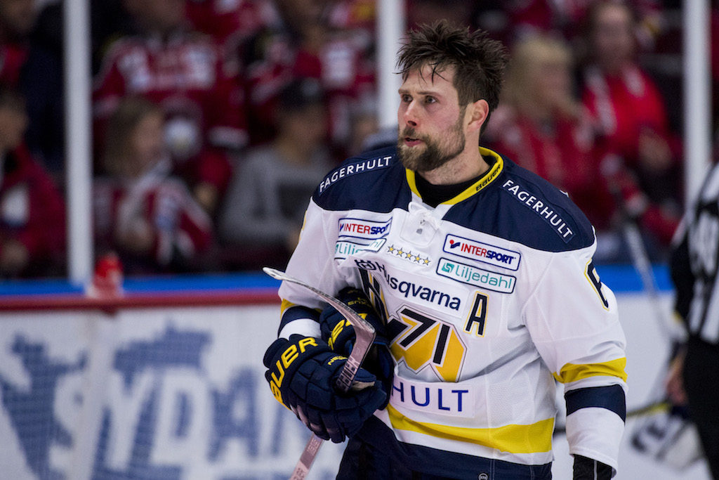 HV-spelaren stängs av efter armbågstackling HV-spelaren stängs av efter armbågstackling