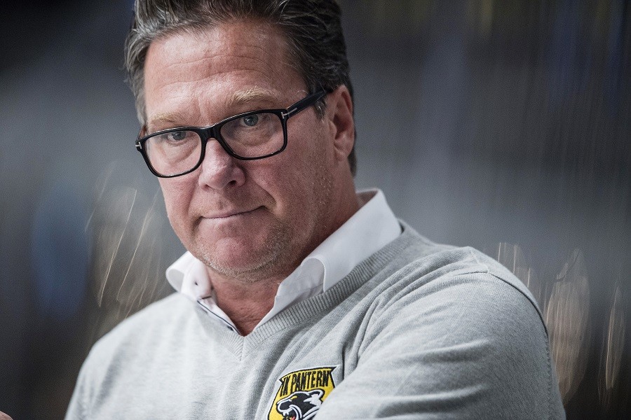 Kaos i allsvenska klubben - spelarna tvingar bort tränaren