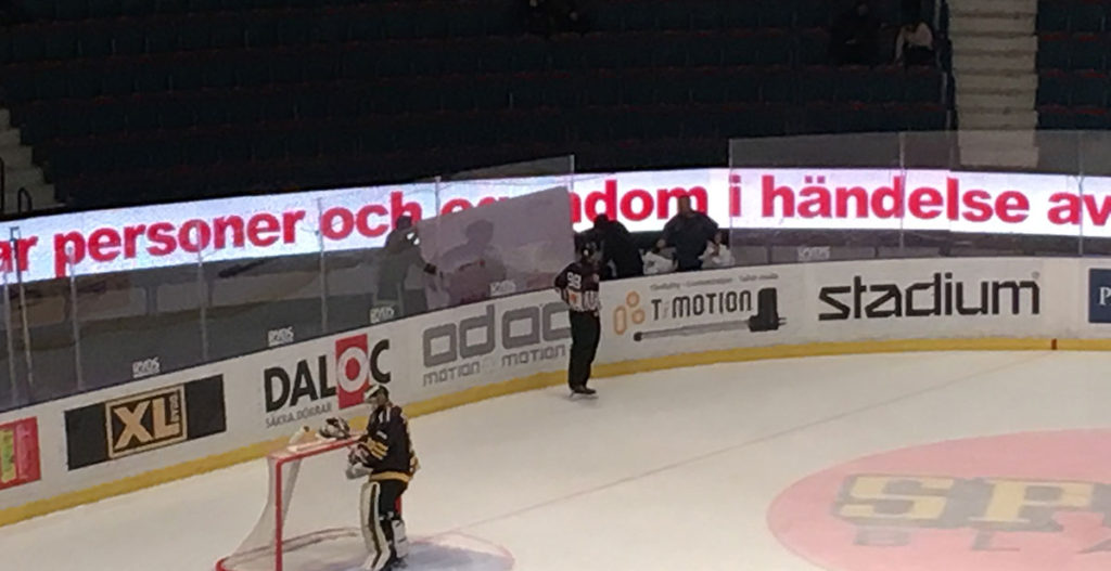AVBROTT: Plexiglaset sprack på Hovet – matchen stoppades