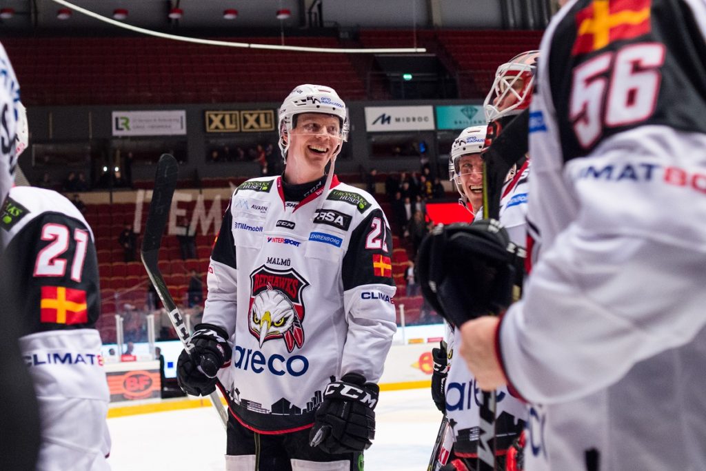 Forwarden förlänger med Redhawks