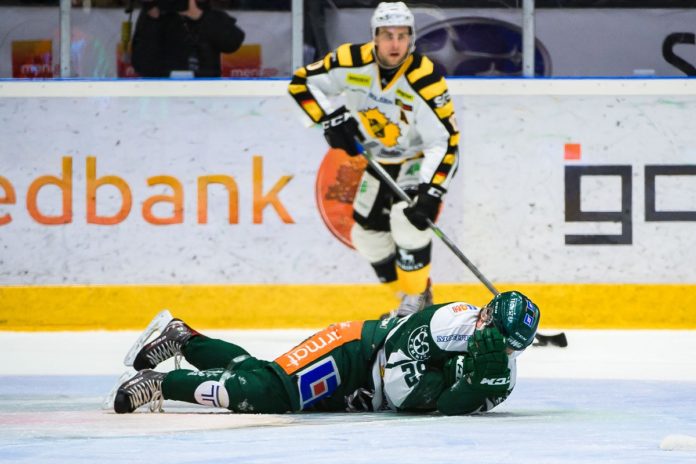 Ishockey, SHL, kvartsfinal 3, Frjestad - Skellefte Skellefteås Joakim Lindström och Färjestads Oskar Steen efter den omtalade tacklingen under kvartsfinal 3 i SM-slutspelet