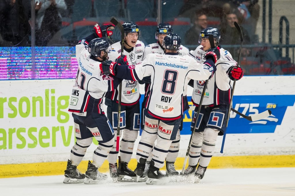 Linköpings Henrik Törnqvist jublar med lagkamraterna efter 0-1 under kvartsfinal 3 mot Djurgårdens IF