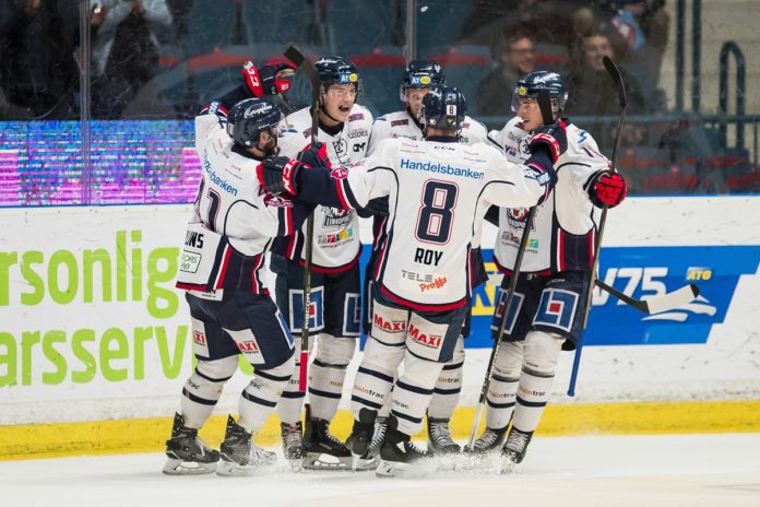 Ishockey, SHL, Kvartsfinal 3, Djurgrden - Linkping Linköpings Henrik Törnqvist jublar med lagkamraterna efter 0-1 under kvartsfinal 3 mot Djurgårdens IF