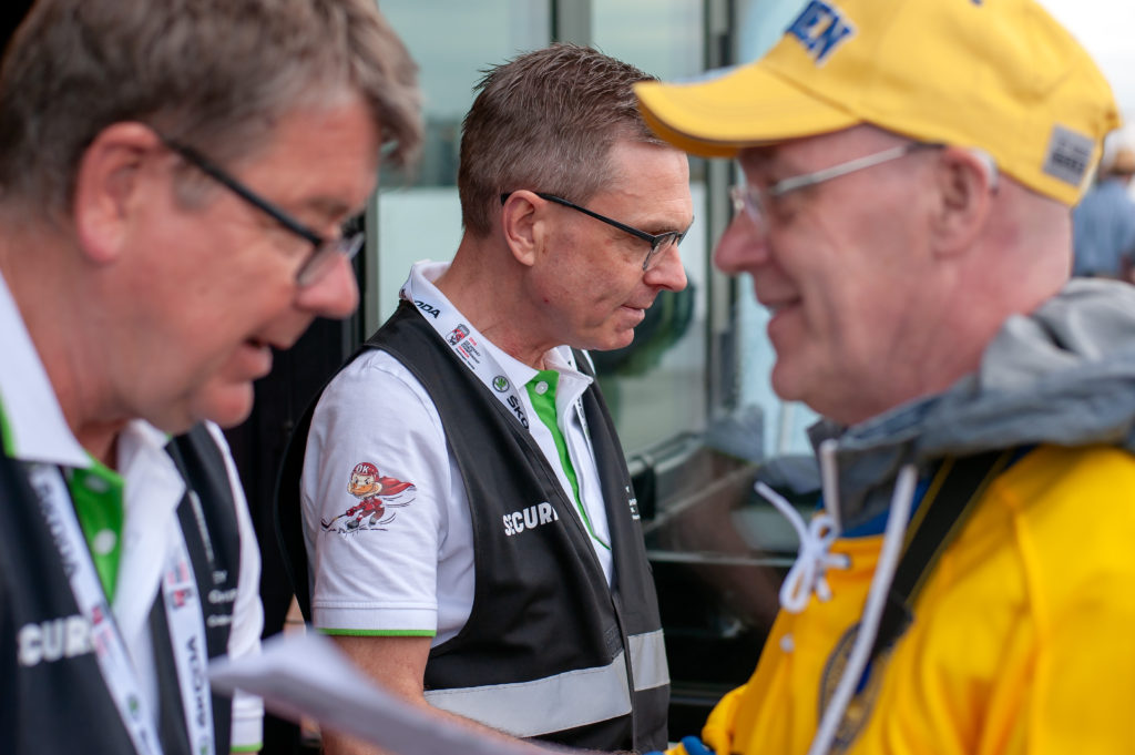 Niclas och hans kollegor utför visitering på matcherna i Köpenhamn