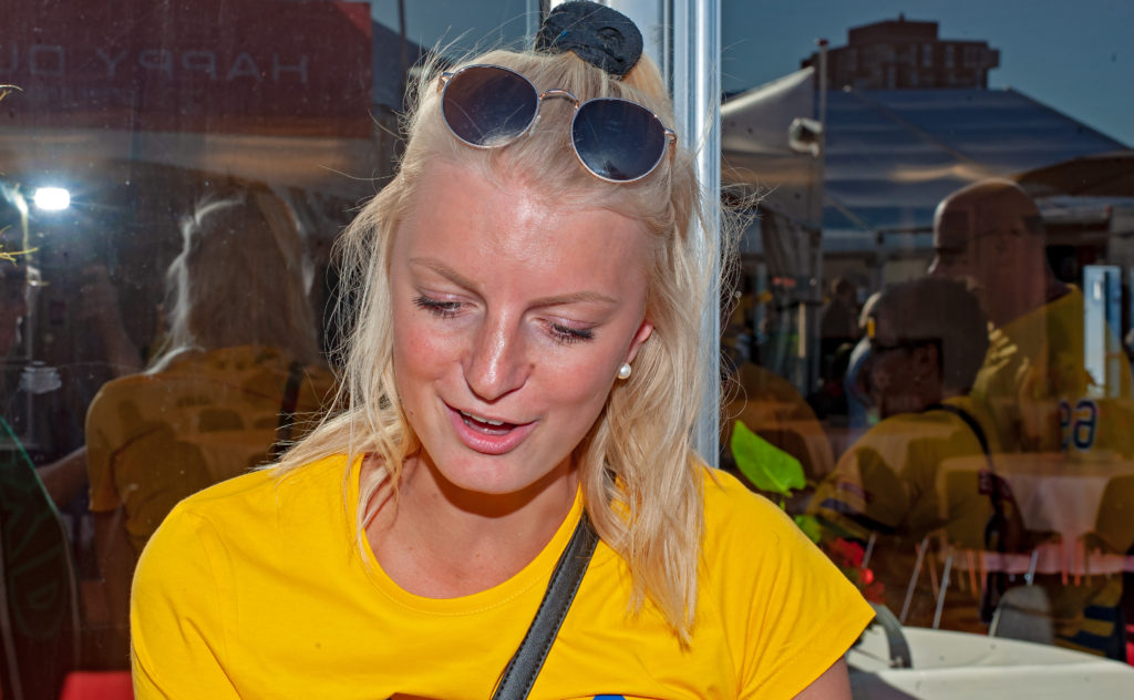En av svenskarna i fanzone, Josefin, svarar på Hockeybladets Joakim Karlssons frågor.