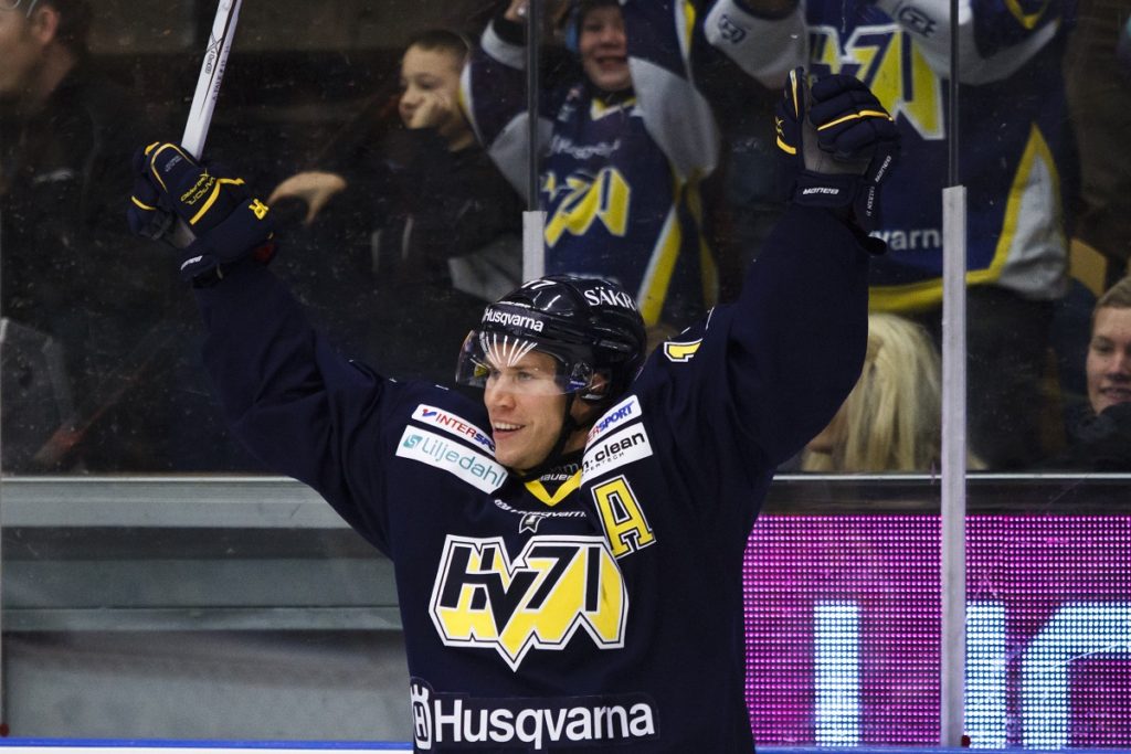 ANDREAS FALK: "Målet är att få stanna i HV71"