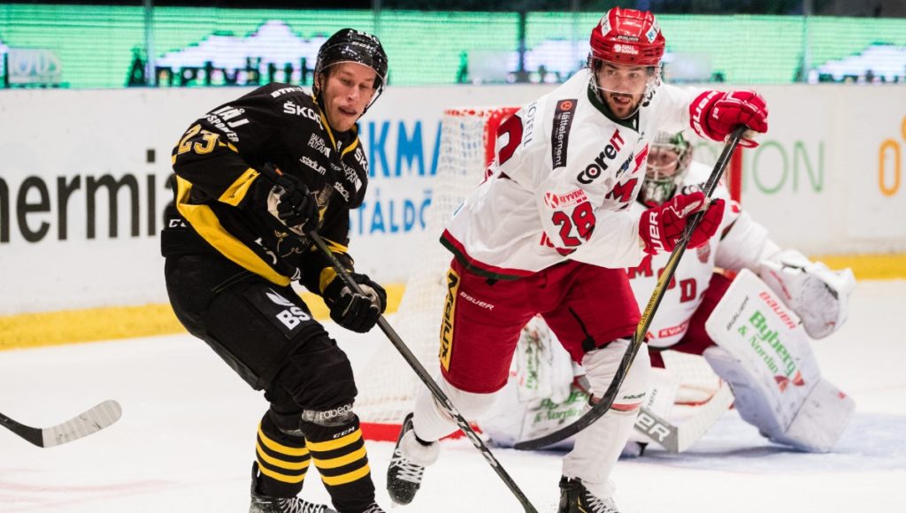 Forwarden går skilda vägar med klubben