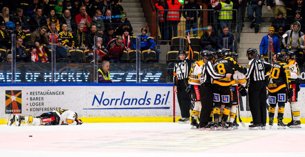 Backen stängs av tre matcher efter tacklingen i derbyt