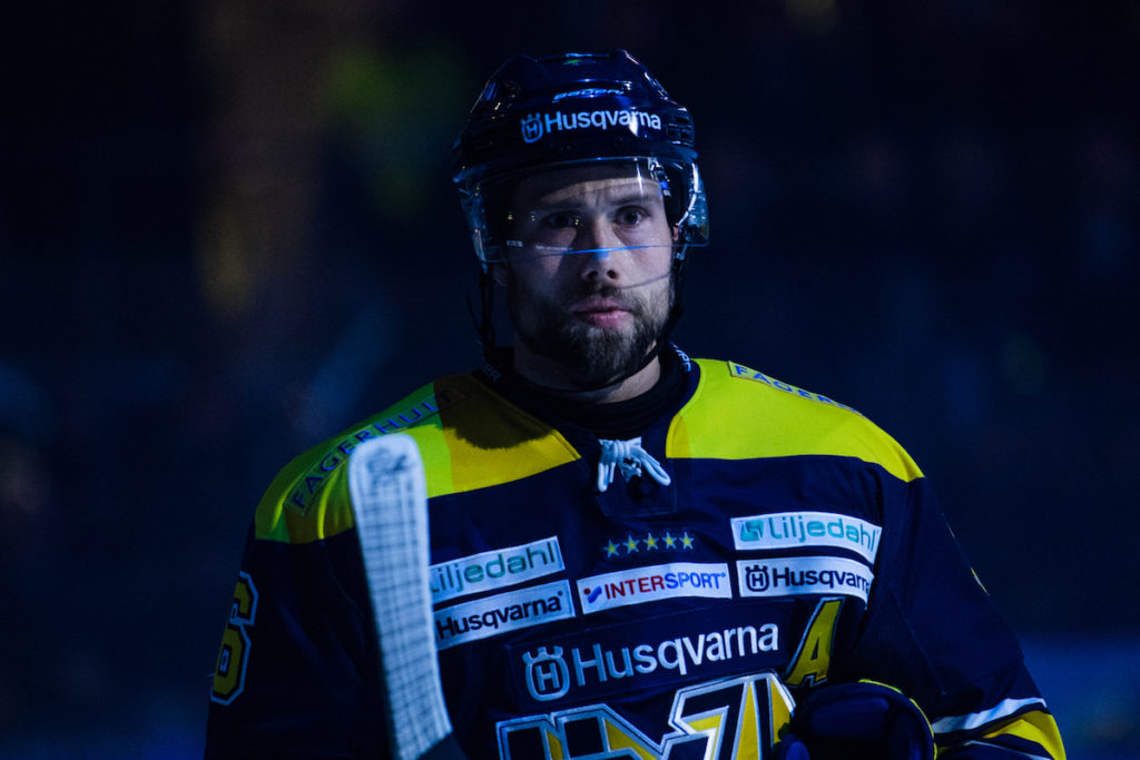 Säsongen hotad för HV71:s backveteran