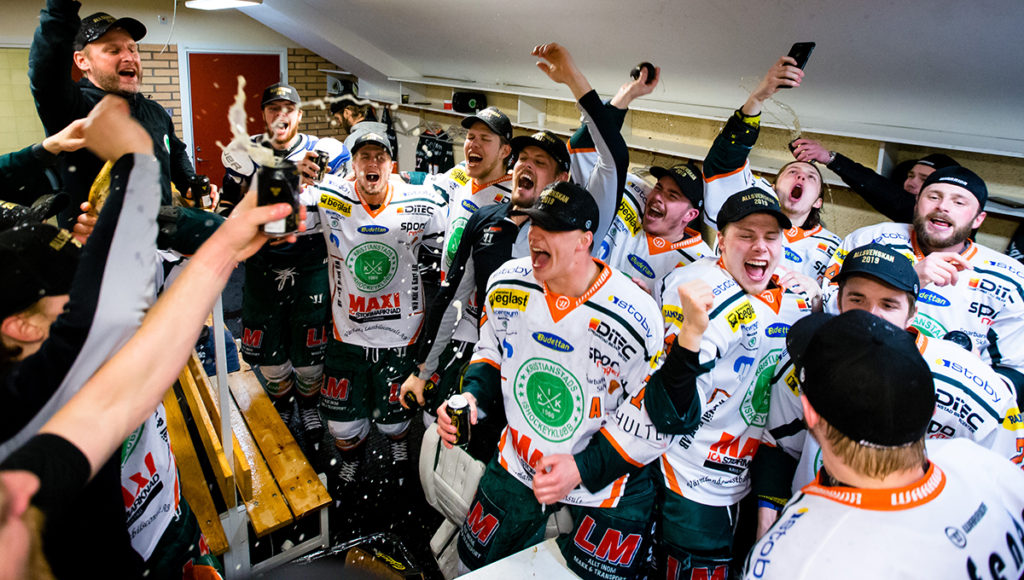 TV: Glädjescenerna – här firar Kristianstad i omklädningsrummet