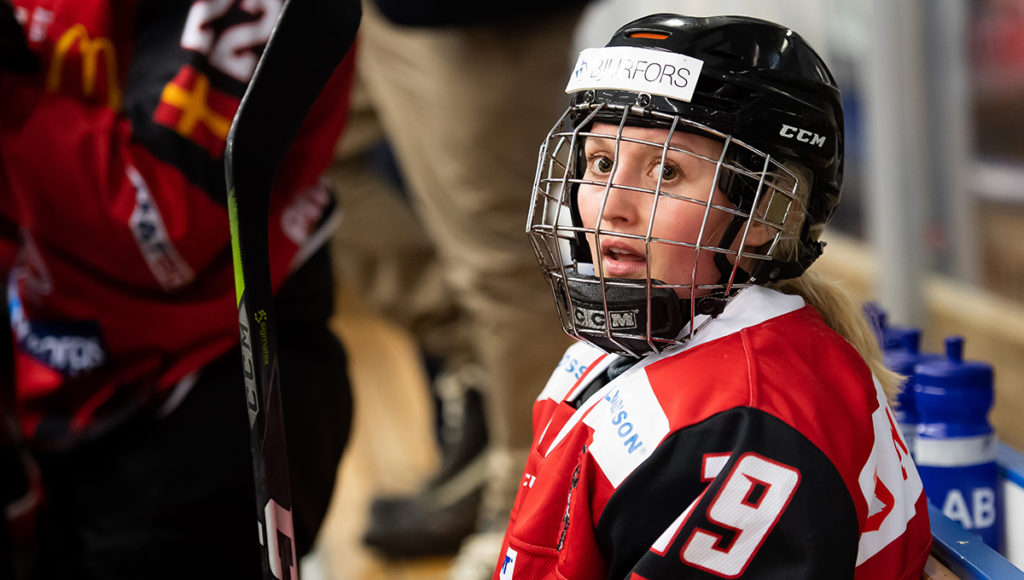 Landslagsmeriterad forward till DIF Dam