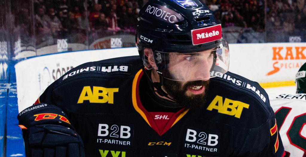 DIF-SILLY-En-back-och-en-forward-förlänger-med-silvermedaljörerna