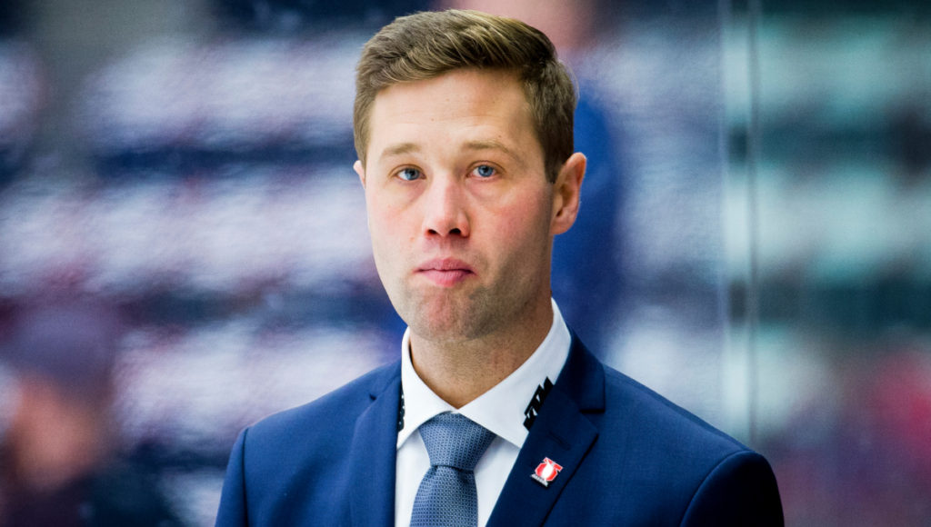 Lämnar A-laget för att bli huvudtränare i J20-laget