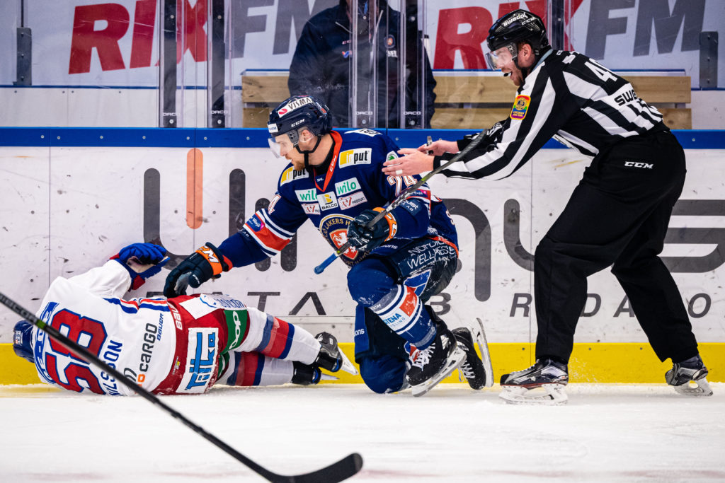 Oskarshamns Oskar Nilsson skadas efter tackling.