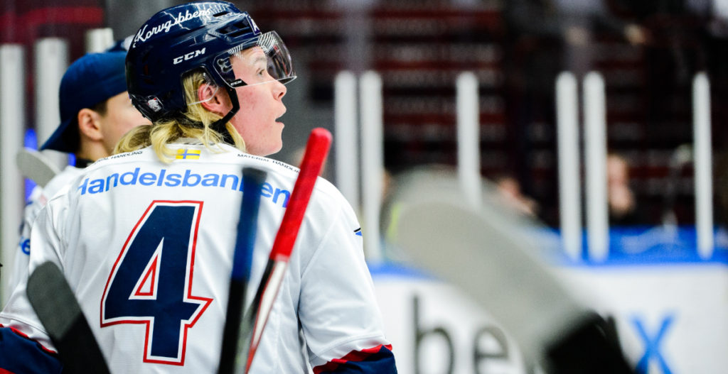 MATCHSTRAFF: Hjärnsläpp när backen knuffar till domaren