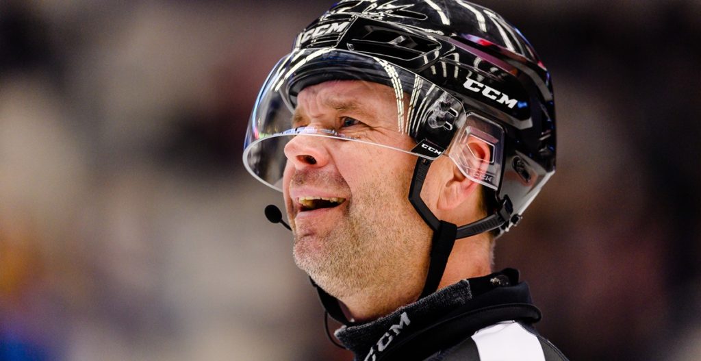 BLUNDERN: Se domarens stora miss innan match