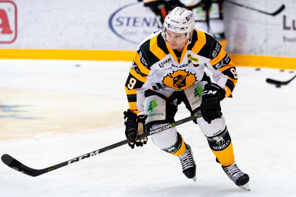 Värvades från Hockeyallsvenskan – nu förlänger forwarden