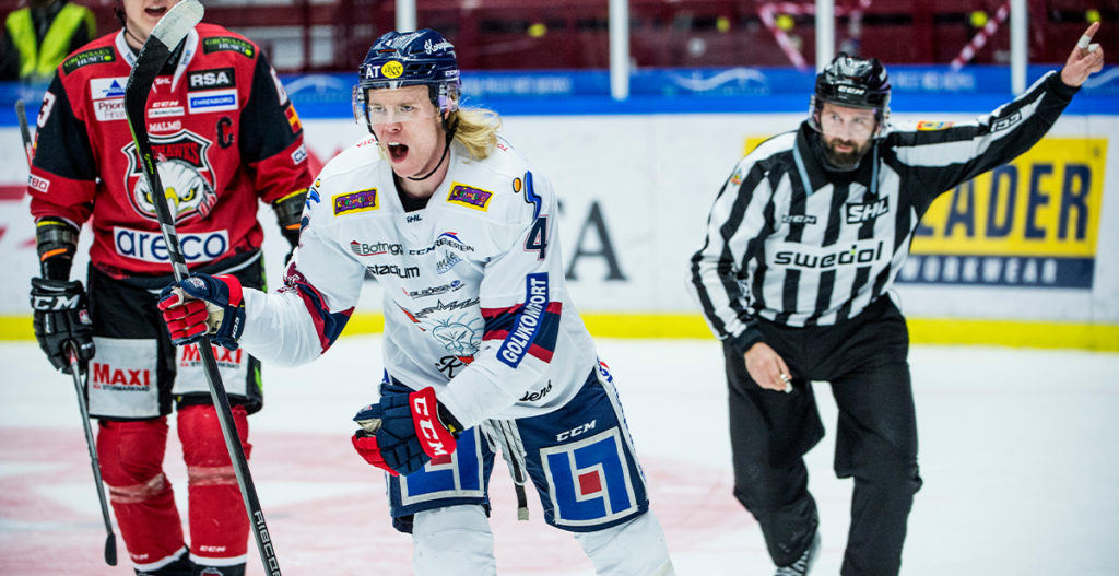Samuel Löfquist får matchstaff efter att ha knuffat Linjedomaren. Det gav 9 poäng till Linköping i Bötestabellen