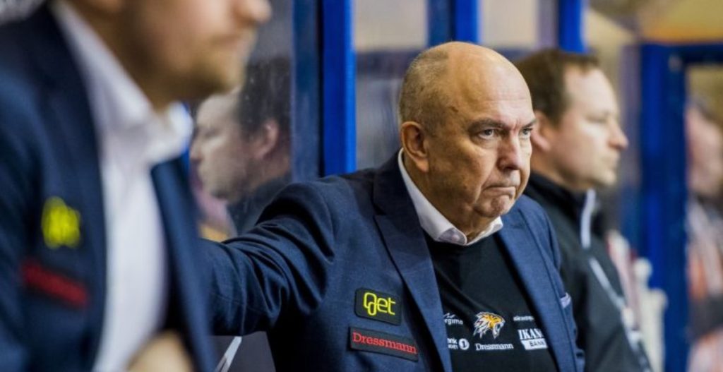 Guldtränaren sjuk – tvingas lämna nya klubben