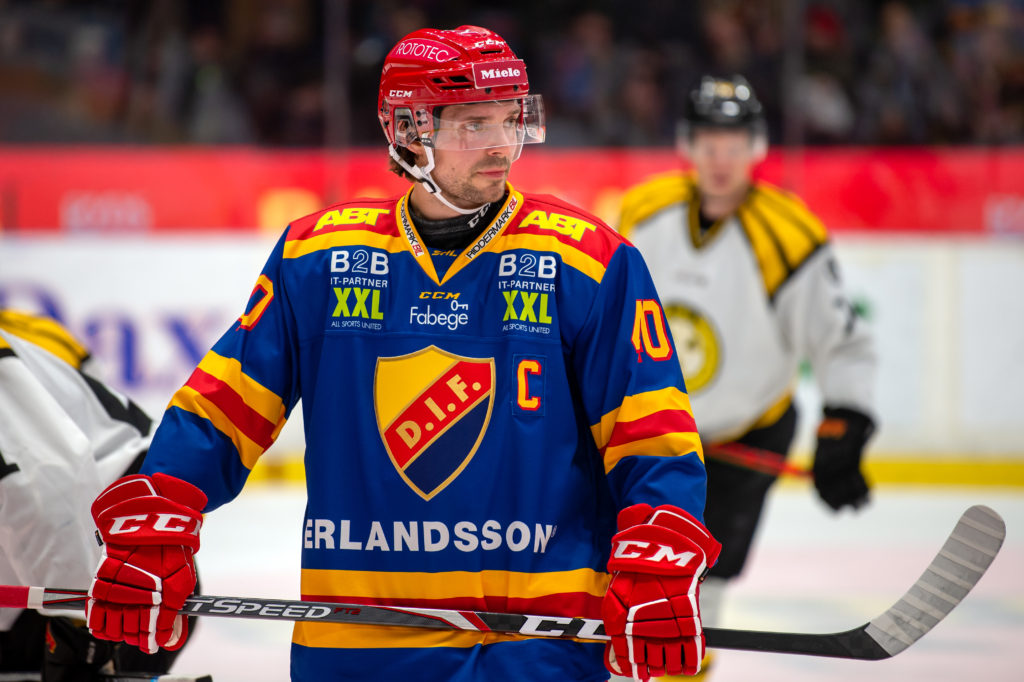 Den otursförföljde forwarden skadad igen Djurgårdens forward Jacob Josefson kommer att bli borta under försäsongen. Detta meddelade klubben på sin hemsida idag. Den otursförföljde forwarden har fått en skada på överkroppen.