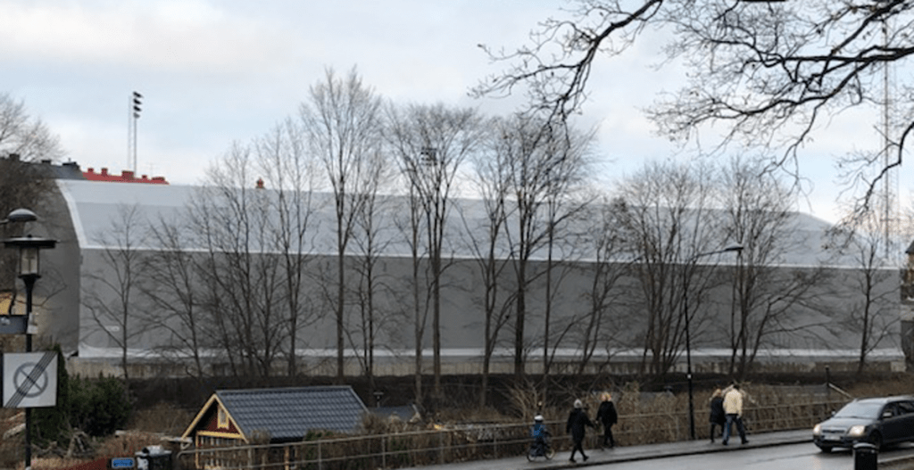 KRÖNIKA: Grattis Stockholm stad – det tog bara 2,25 år att bygga ett tält!